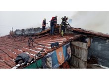 Ev ve ahır, yangında kül oldu