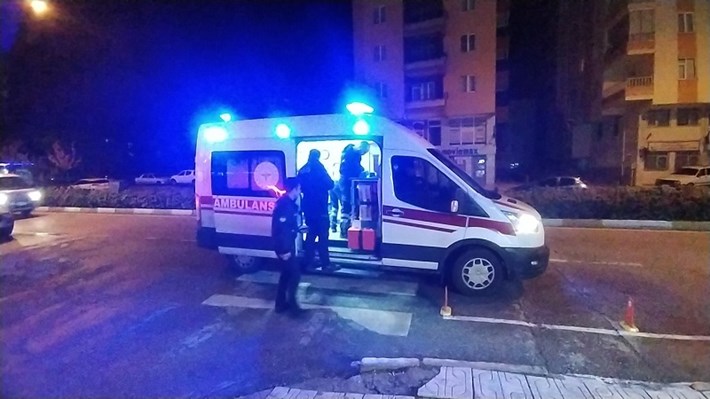 BIÇAKLI KAVGADA YARALANDI, OTOMOBİLİYLE GELİP YARDIM İSTEDİ