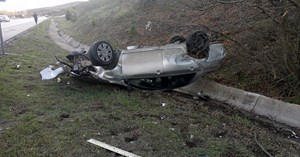 Otomobil su kanalına düştü, genç diş hekimi yaralandı