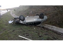 Otomobil su kanalına düştü, genç diş hekimi yaralandı