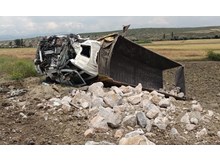 Hafriyat kamyonu devrildi