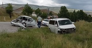 Otomobil ve minibüs çarpıştı: 3 yaralı