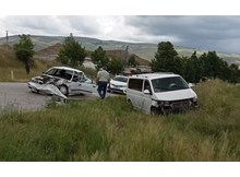 Otomobil ve minibüs çarpıştı: 3 yaralı