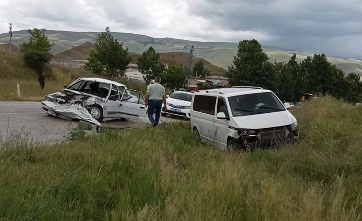 OTOMOBİL VE MİNİBÜS ÇARPIŞTI: 3 YARALI