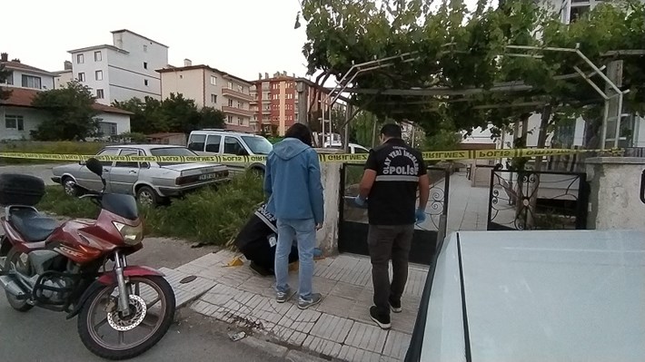 TARTIŞTIĞI ABİSİNİ VURDU