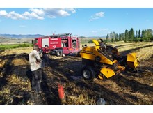 Balya makinesi tarlayı yaktı