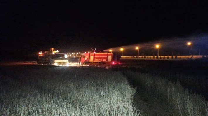 YILDIRIM DÜŞTÜ, TARLA ALEV ALEV YANDI